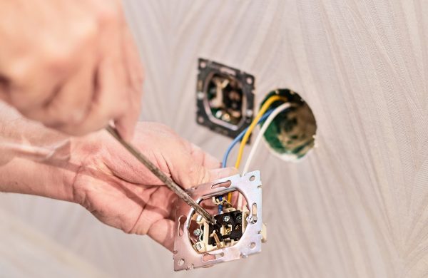 Popravak utičnica, prekidača i ostalih instalacija. Popravak utičnica, prekidača i ostalih instalacija.